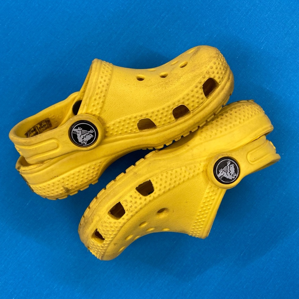 Yellow Crocs, 6C